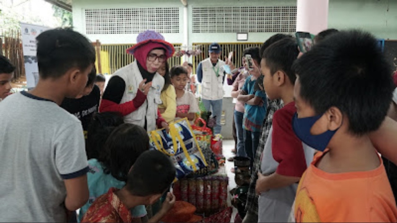 Pengelola Bank Sampah Budi Luhur, Umi Tutik saat memberikan penjelasan terkait sampah plastik