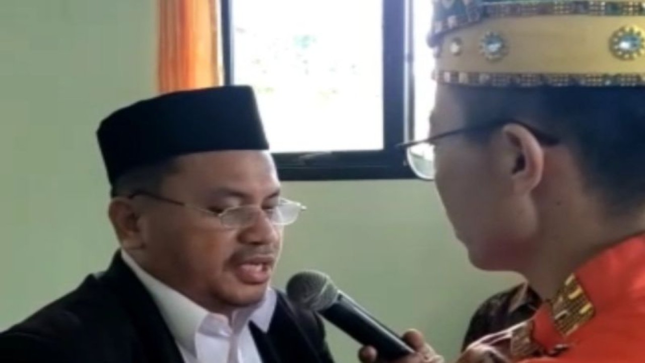 Prosesi akad nikah viral dilakukan penghulu Kantor Urusan Agama (KUA) Kwandang, Gorontalo Utara. (ANTARA/HO-tangkapan layar)