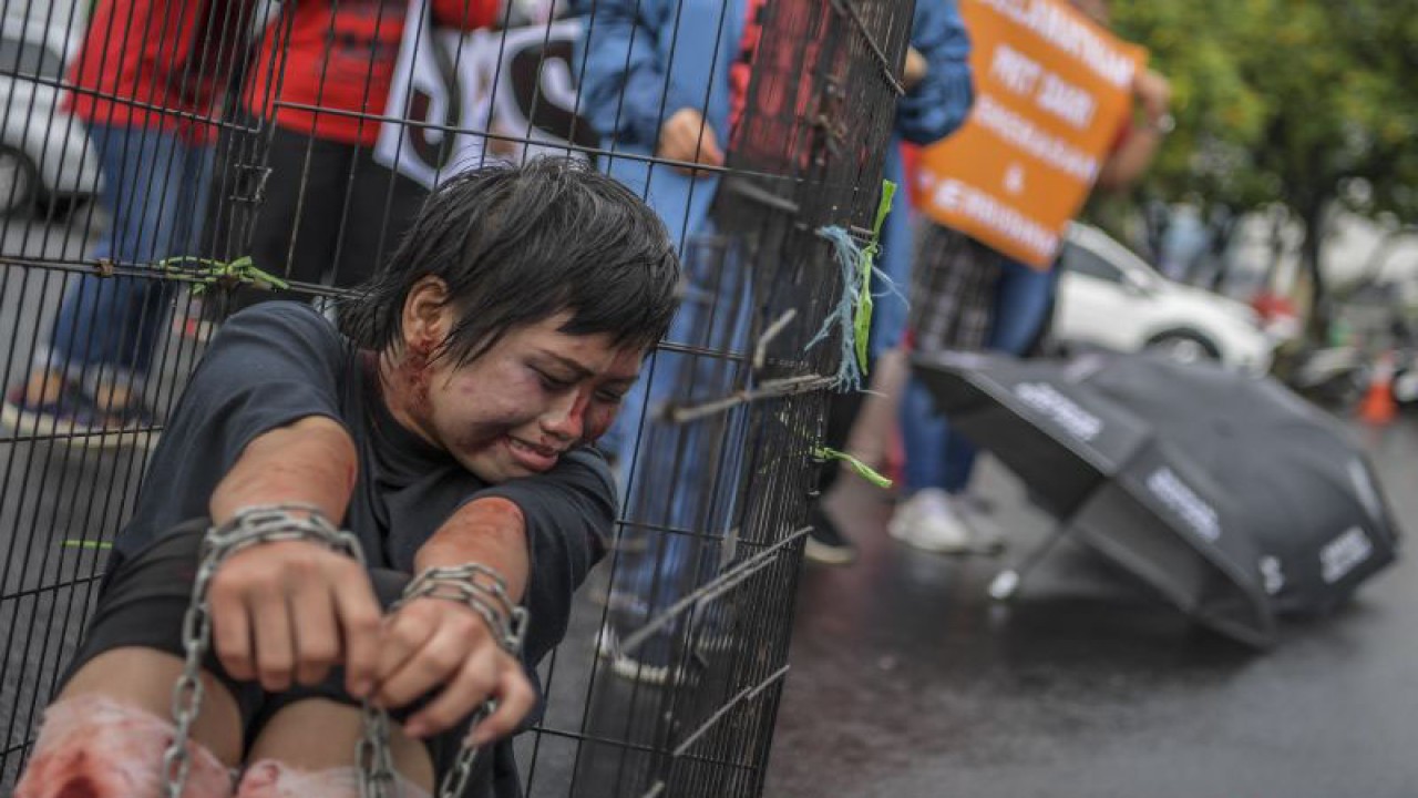 Pengunjuk rasa yang tergabung dalam Koalisi Sipil untuk UU PPRT menggelar aksi teaterikal di depan gedung DPR, Jakarta, Rabu (1/2/2023). ANTARA FOTO/Galih Pradipta/nym. (ANTARA FOTO/GALIH PRADIPTA)