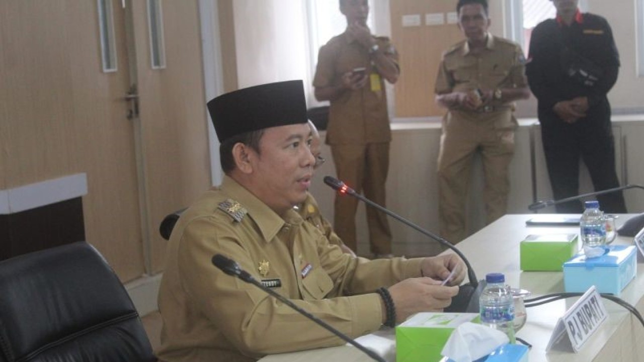 Penjabat Bupati OKU Teddy Meilwansyah. (ANTARA/Edo Purmana/23)
