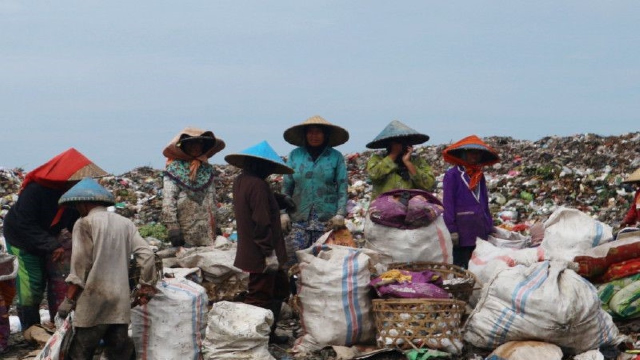 Para pemulung wanita dari TPA Regional Kebon Kongok, Desa, Suka Makmur, Kabupaten Lombok Barat, nusat Tenggara Barat (NTB), Kamis (9/2) (ANTARA/Indonesia)