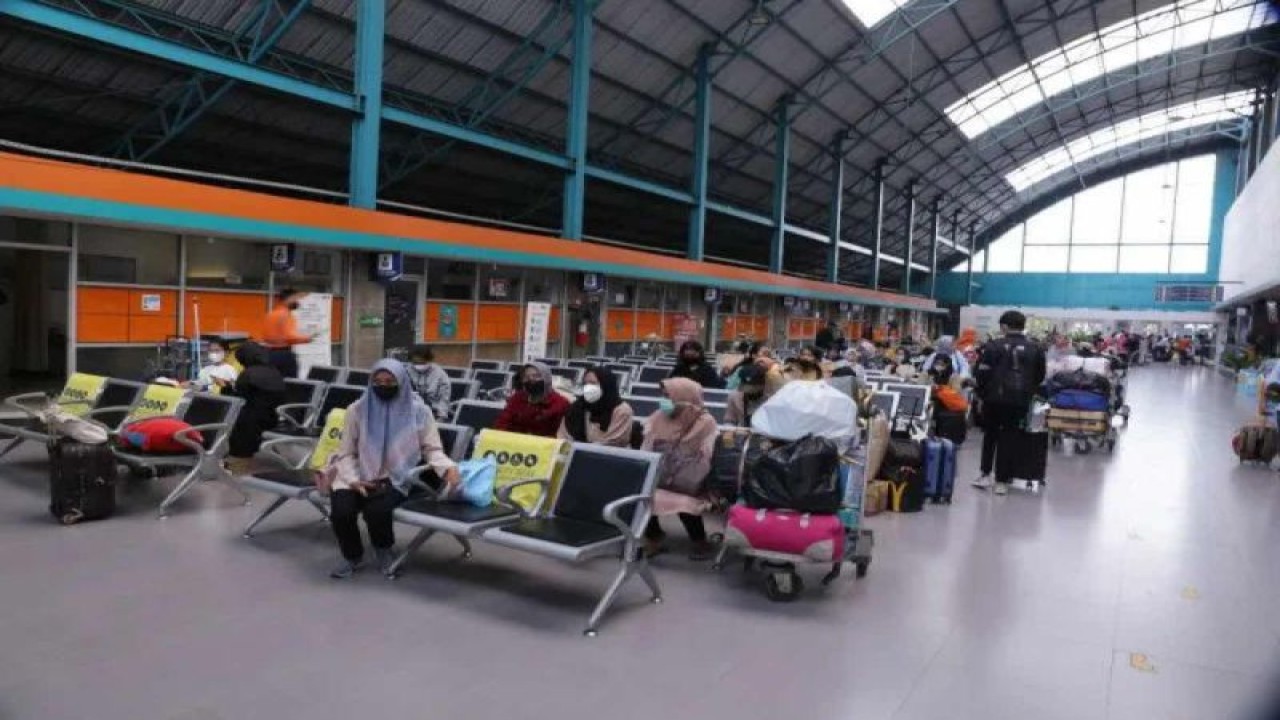 Penumpang di Ruang Tunggu keberangkatan Stasiun Kertapati Palembang. (ANTARA/HO-PT KAI)