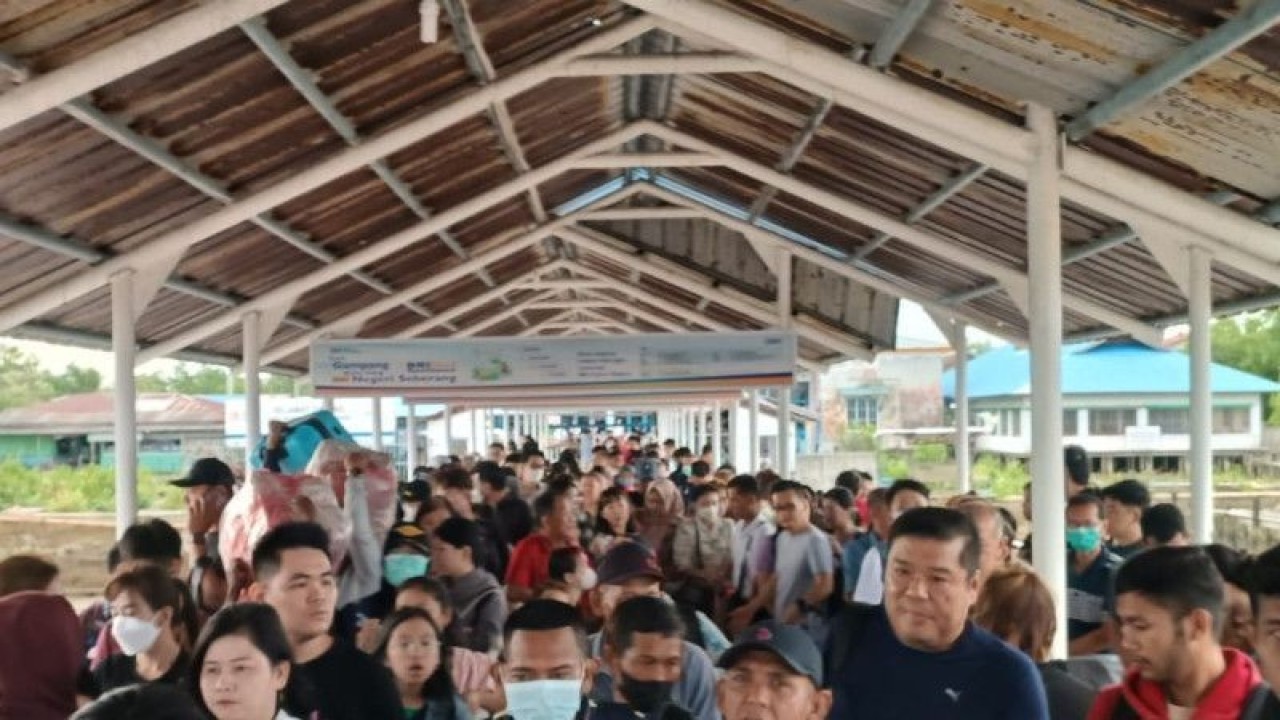 Ratusan penumpang mengantre untuk menuju ke kapal di dermaga Pelabuhan Tanjungharapan, Selatpanjang, Kabupaten Kepulauan Meranti, baru-baru ini. (ANTARA/Rahmat Santoso)