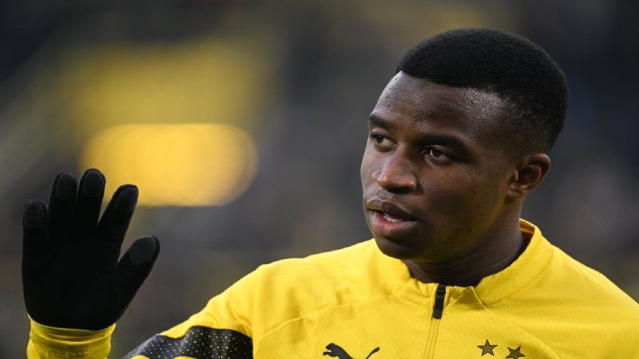 Arsip - Penyerang Borussia Dortmund Youssoufa Moukoko sedang melakukan pemanasan menjelang pertandingan Liga Jerman melawan Augsburg yang dimainkan di Signal Iduna Park, Dortmund, Minggu (22/1/2023). (ANTARA/AFP/INA FASSBENDER)