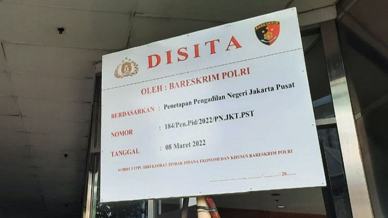 Arsip Foto - Pelang tanda sita dengan ketetapan Pengadilan Negeri Jakarta Pusat terpasang di Gedunng Indosurya Center Jalan M.H. Thamrin, Jakarta Pusat, Kamis (10/3/2022). ANTARA/Laily Rahmawaty/am.