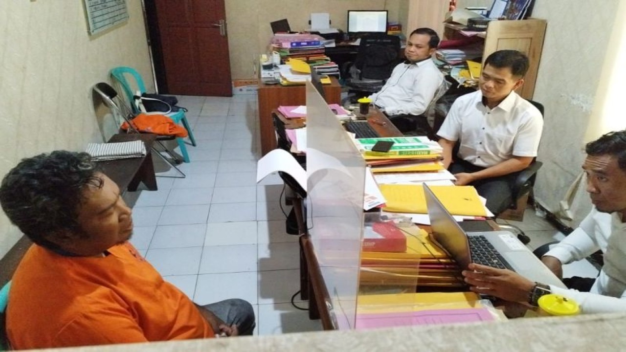 Penyidik Unit Reskrim Polsek Kota Banyuwangi memeriksa terduga pencabulan siswi SD. ANTARA/HO