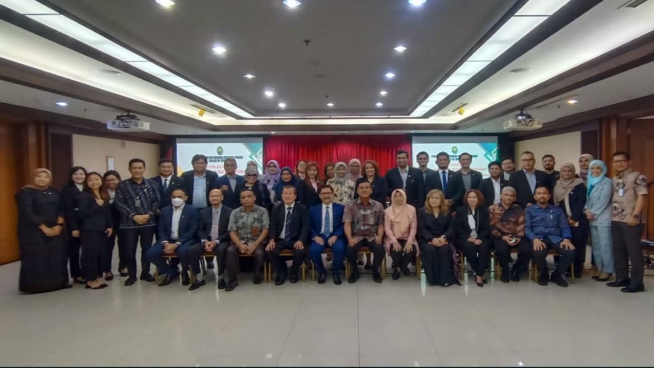 Ketua Pengadilan Negeri Jakarta Pusat, Liliek Prisbawono Adi, S.H., M.H., berfoto bersama dengan rombongan Malaysian Bar dan DPN Peradi. (Adiantoro/NTV)