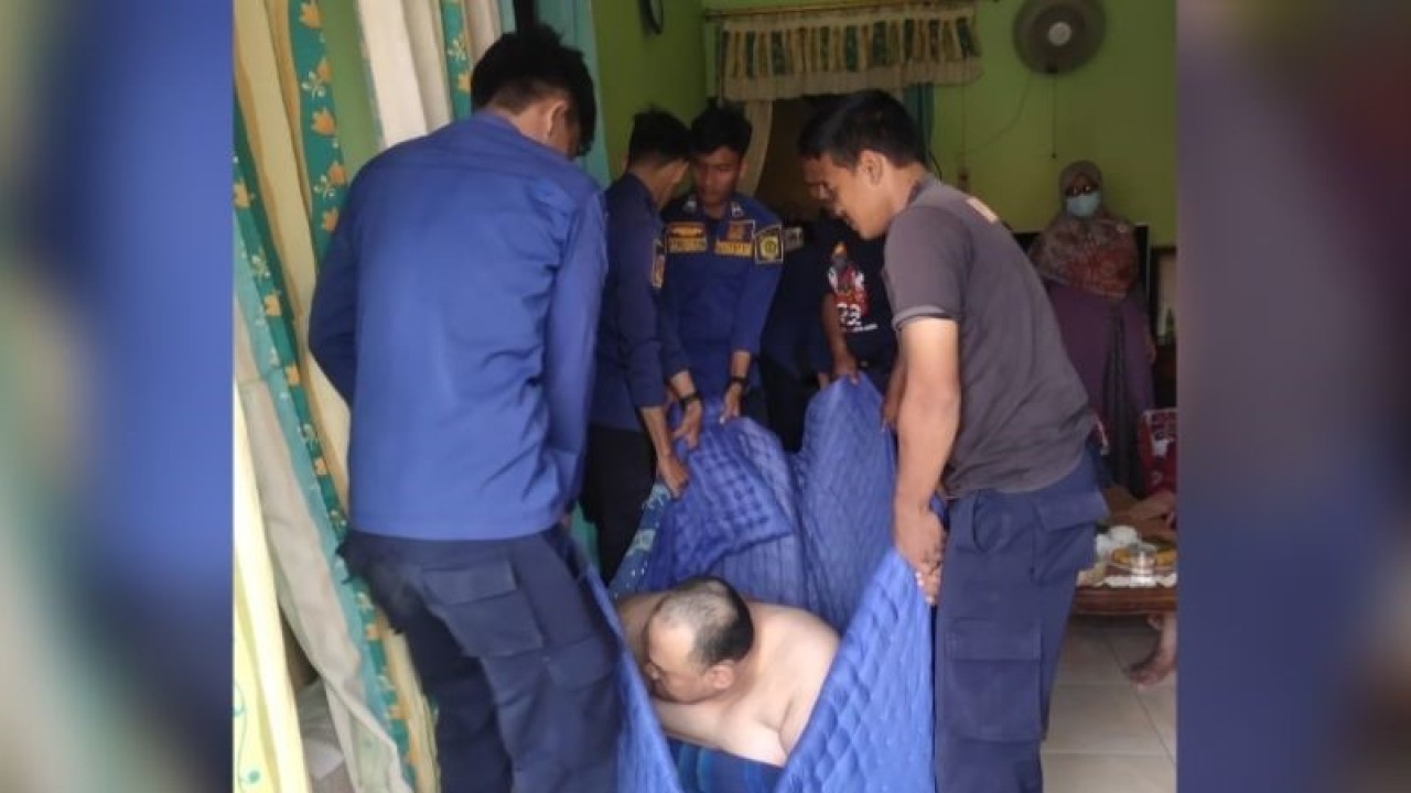 Proses evakuasi warga penderita obesitas di Kelurahan Pabuaran, Cibinong, Kabupaten Bogor, Jawa Barat. (ANTARA/HO-Humas Pemkab Bogor)