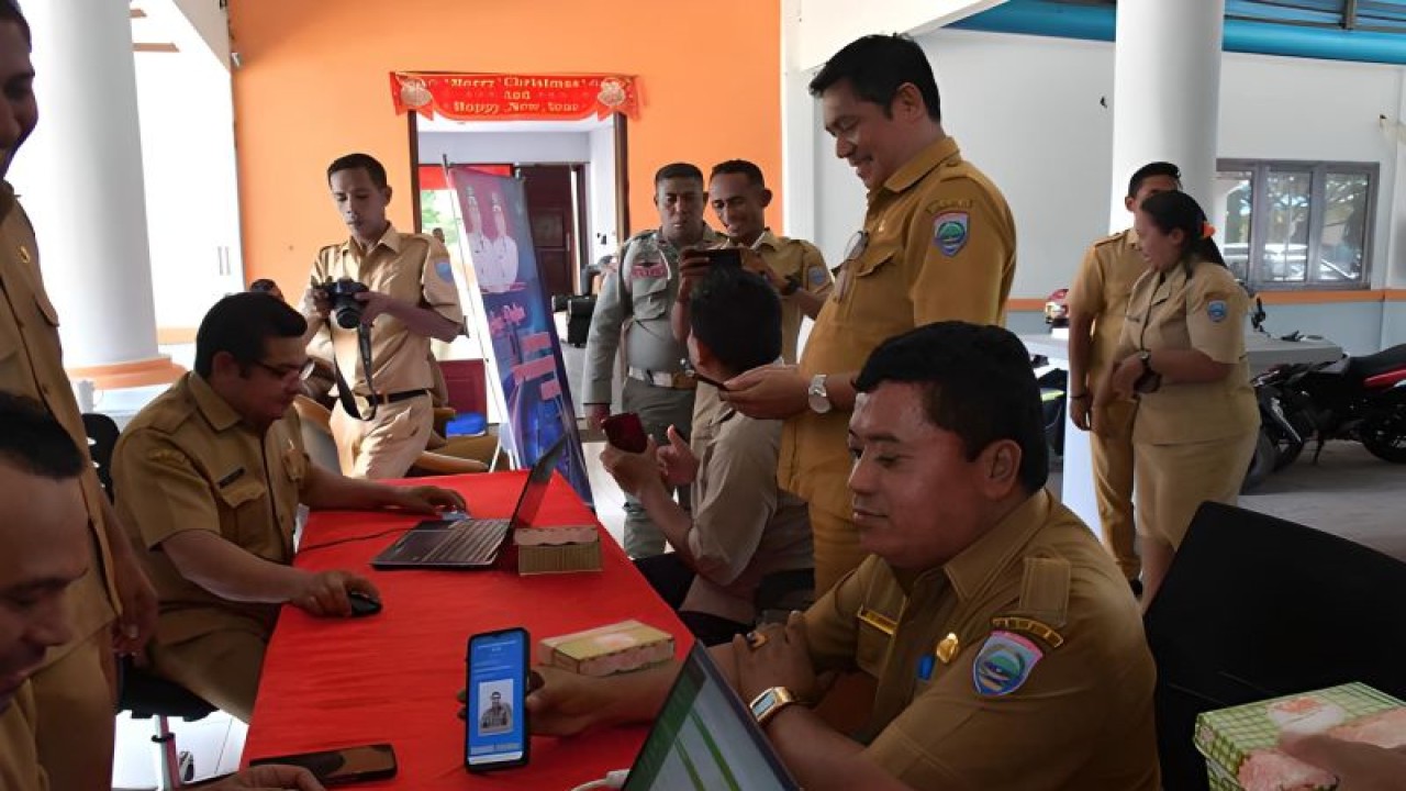 Percobaan Aplikasi Identitas Kependudukan Digital di Maluku Barat Daya. ANTARA/Dedy Azis