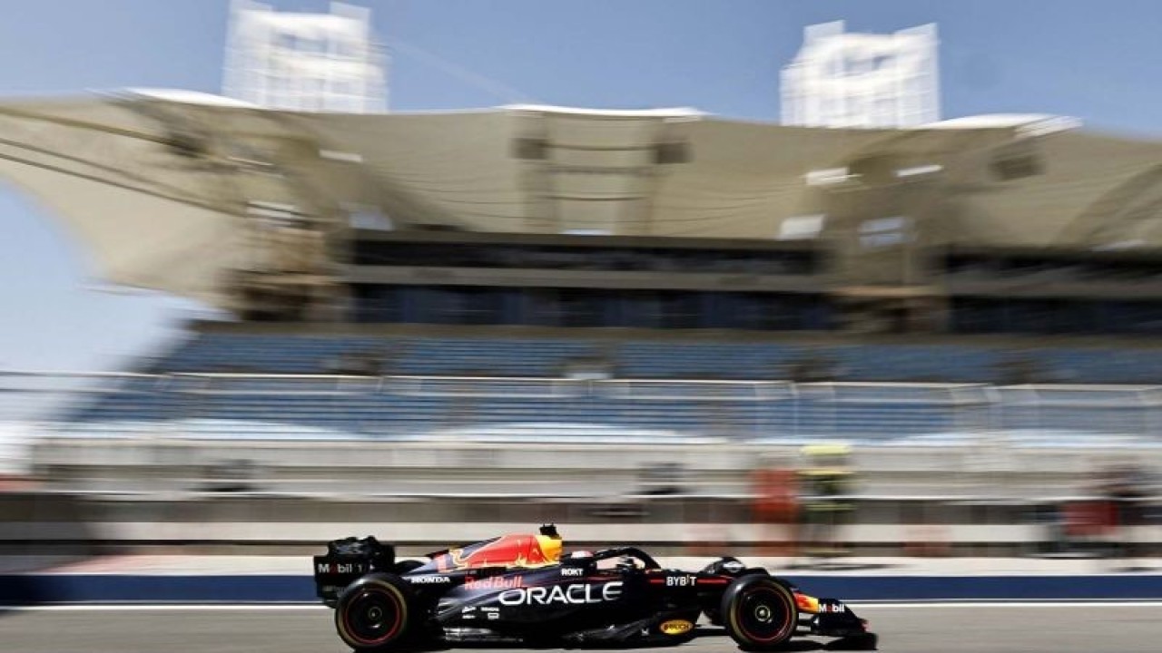 Pembalap Red Bull Max Verstappen memacu kecepatan mobilnya saat tes pramusim F1 2023 di Bahrain International Circuit, Sakhir, Bahrain (23/2/2023). ANTARA FOTO/REUTERS/Hamad I Mohammed/aww.