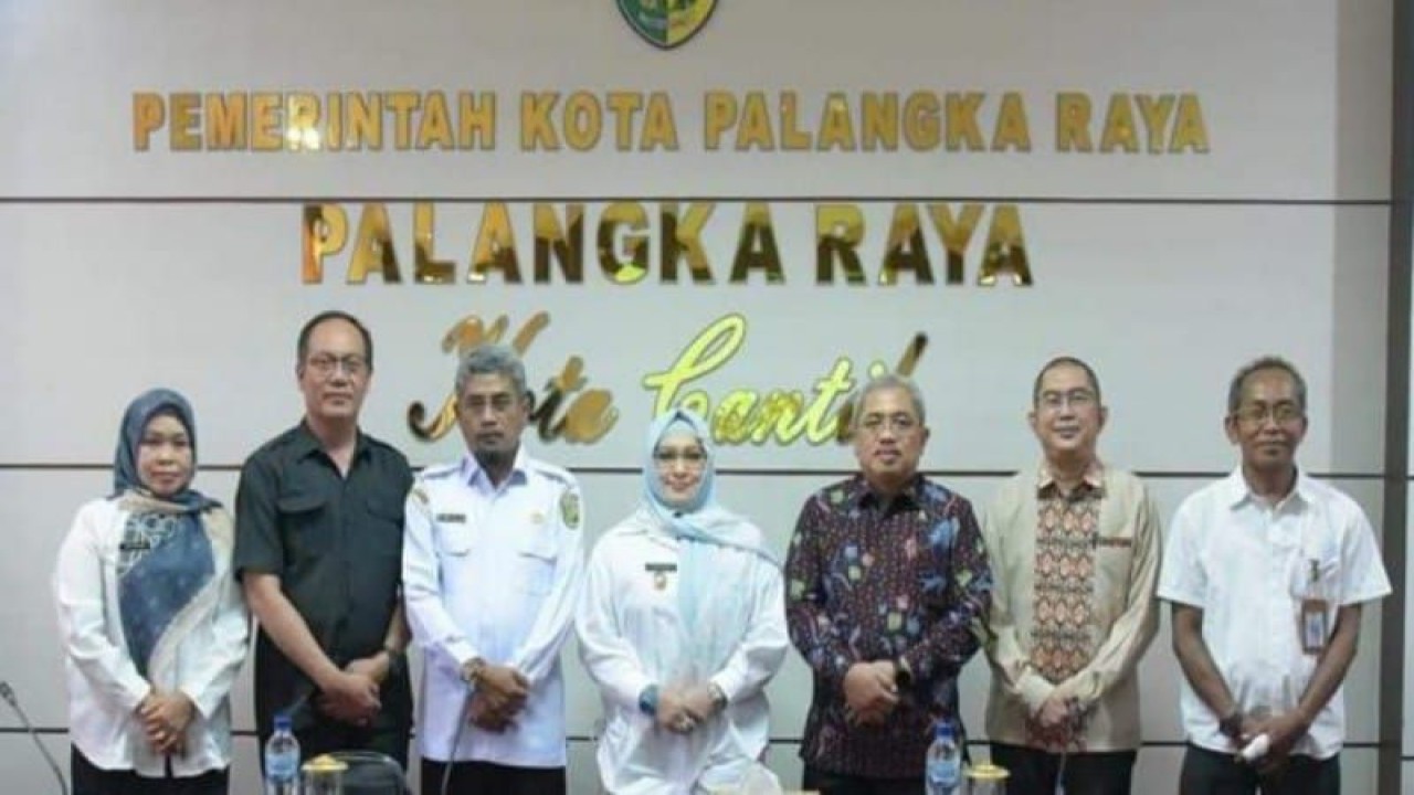 Wakil Wali Kota Umi Mastikah (empat dari kiri) bersama Kadis Pendidikan Kota Palangka Raya saat berfoto bersama saat Audiensi Sekretaris Direktorat Jenderal Pendidikan Anak Usia Dini, Pendidikan Dasar dan Pendidikan Menengah Kemendikbud Ristek RI, Dr. Sutanto bertempat di ruang rapat Peteng Karuhei I Kantor Wali Kota Palangka Raya, Rabu (15/2/2023). ANTARA/Dokumentasi Diskominfosantik Palangka Raya