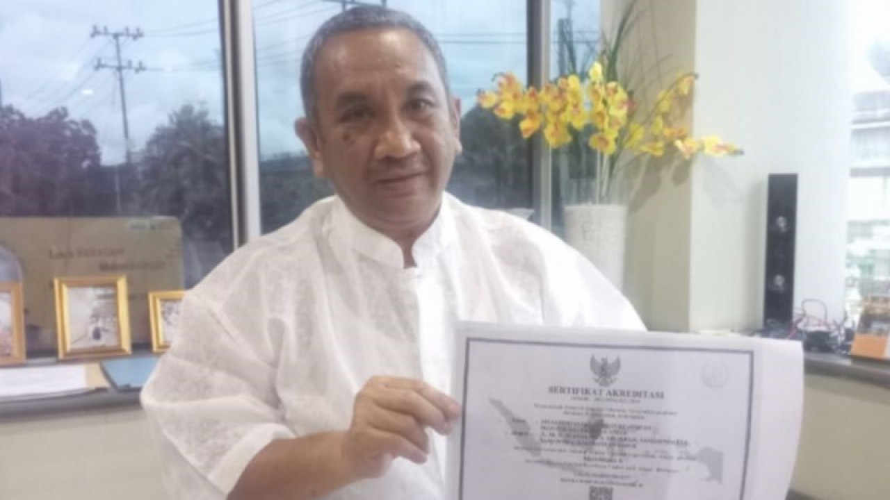 Kepala Dinas Perpustakaan dan Kearsipan Provinsi Kaltim, Muhammad Syafranuddin memamerkan penilaian akreditasi A oleh Perpusnas RI (ANTARA/Diskominfo Kaltim)
