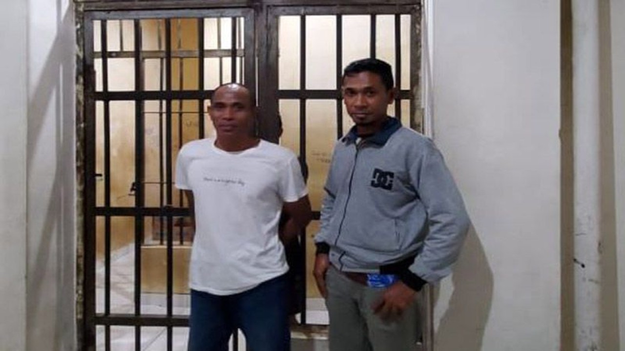 Arsip. Tersangka kasus penipuan yang mengaku sebagai wartawan Yapi Abdullah (kiri) saat berada di sel Polres Belu. ANTARA/HO-Humas Polres Belu