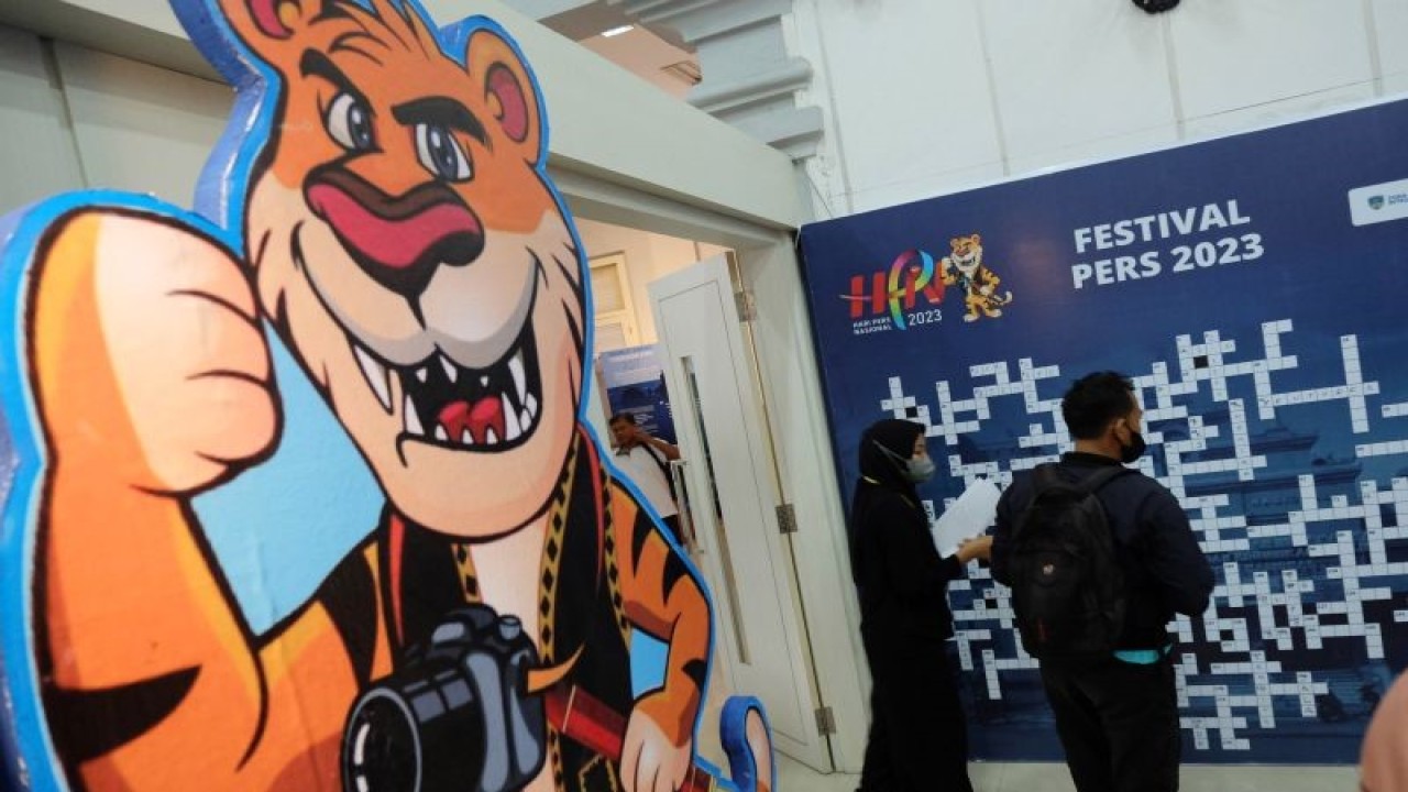 Ilustrasi - Pengunjung mengamati dokumentasi foto kepemimpinan Presiden Joko Widodo periode tahun 2014 hingga 2022 pada pameran peringatan Hari Pers Nasional di Monumen Pers Nasional, Solo, Jawa Tengah, Rabu (1/2/2023). ANTARA FOTO/Maulana Surya/nym