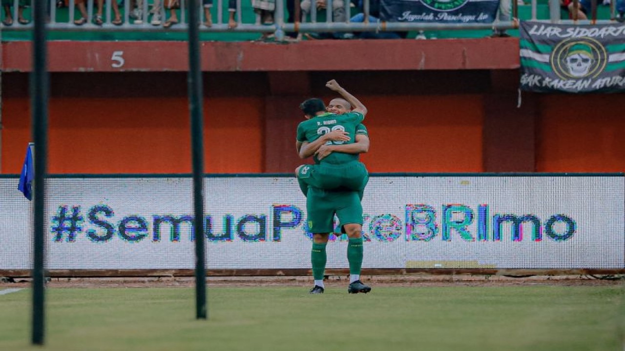 Pemain bertahan Persebaya Leo Lelis menggendong Rizky Ridho usai mencetak gol ke gawang Madura United, di Stadion Gelora Madura Ratu Pamelingan Pamekasan, Minggu (29/1/2023). (ANTARA/HO-Ofisial Persebaya)