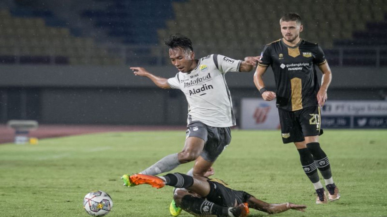 Pesepak bola Persib Bandung Robi Darwis (kiri) berebut bola dengan pesepak bola Dewa United FC Miftah Anwar Sani (bawah) dan Majed Osman Sobhi (kanan) pada pertandingan BRI Liga 1 di Stadion Manahan, Solo, Jawa Tengah, Rabu (14/12/2022). ANTARA FOTO/Mohammad Ayudha/aww. (ANTARA FOTO/MOHAMMAD AYUDHA)