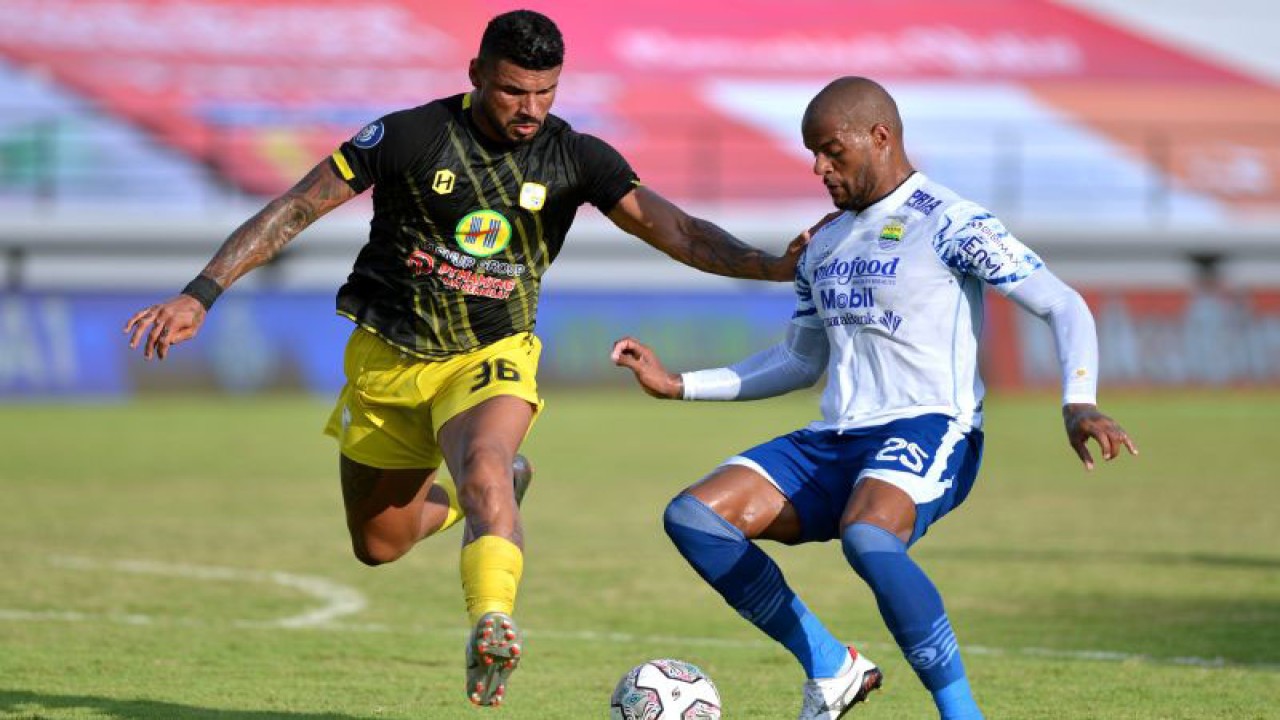 Arsip - Pesepak bola Persib Bandung David Da Silva (kanan) berebut bola dengan pesepak bola Barito Putera Renan Alves (kiri) saat pertandingan Liga 1 di Stadion Kapten I Wayan Dipta, Gianyar, Bali, Kamis (31/3/2022). ANTARA FOTO/Fikri Yusuf/rwa.
