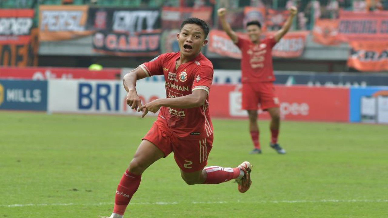 Pesepak bola Persija Jakarta Rio Fahmi melakukan selebrasi usai mencetak gol kedua ke gawang Rans Nusantara FC pada pertandingan lanjutan Liga 1 di Stadion Patriot Chandrabhaga, Bekasi, Jawa Barat, Jumat (3/2/20223). Persija Jakarta menang dengan skor 3-1. ANTARA FOTO/ Fakhri Hermansyah/foc.