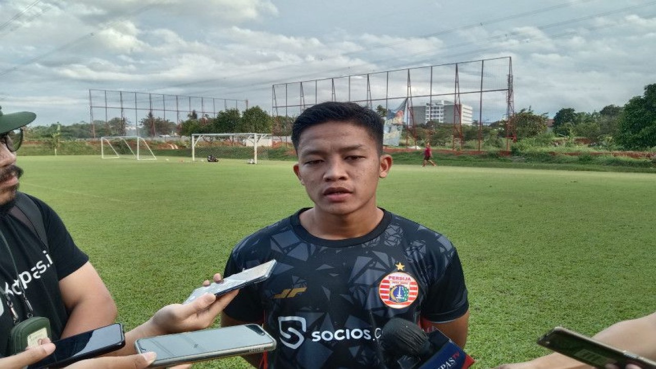 Pemain sayap Persija Rio Fahmi menjawab pertanyaan para pewarta setelah menjalani latihan di Nirwana Park Sawangan, Depok, Senin (20/2/2023). (ANTARA/RAUF ADIPATI)