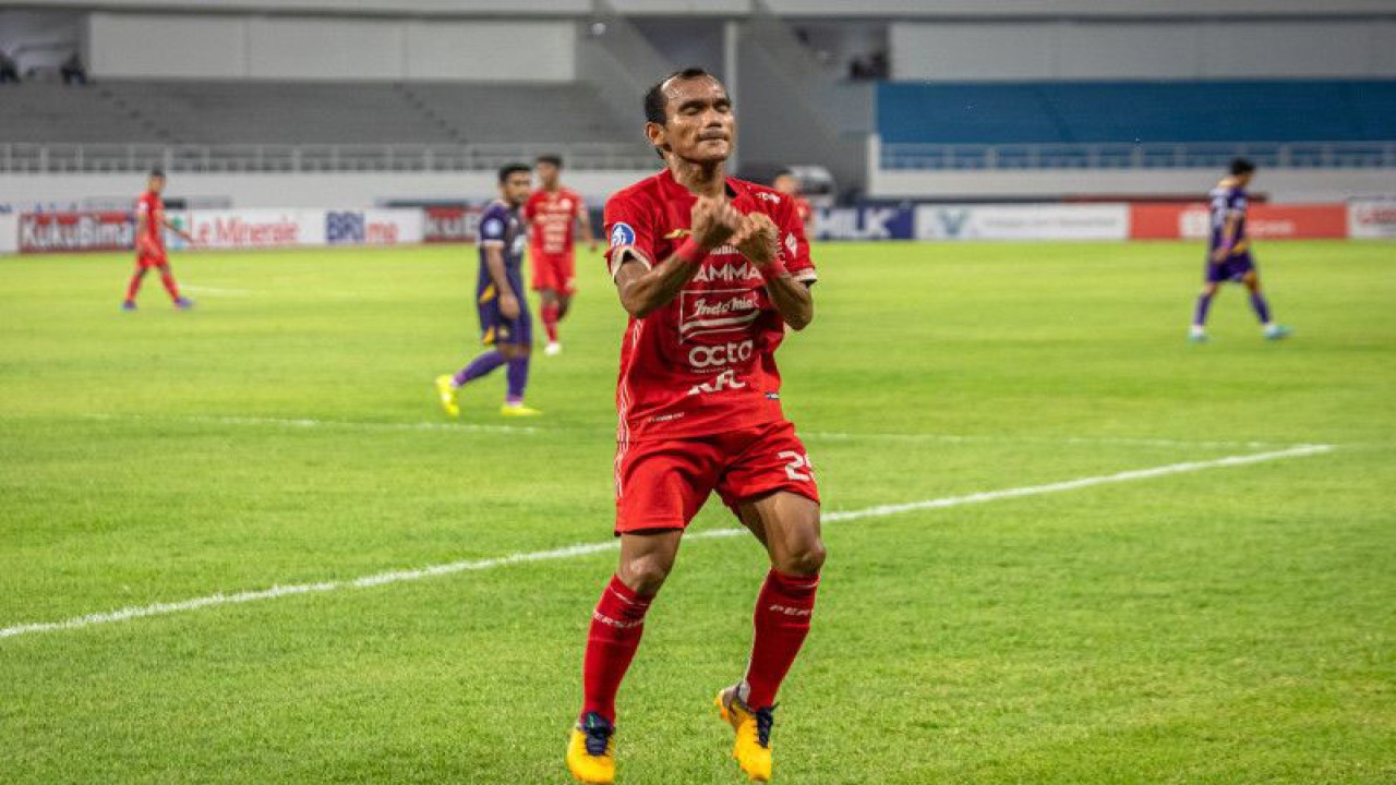 Pesepak bola Persija Jakarta Riko Simanjuntak melakukan selebrasi usai mencetak gol ke gawang Persik Kediri dalam pertandingan lanjutan BRI Liga 1 di Stadion Jatidiri, Semarang, Jawa Tengah, Sabtu (10/12/2022). Pertandingan tersebut berakhir imbang dengan skor 1-1. ANTARA FOTO/Aji Styawan/wsj. (ANTARA FOTO/AJI STYAWAN)