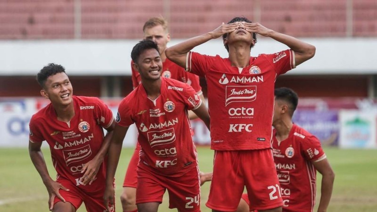 Ilustrasi - Pesepak bola Persija Jakarta Alfriyanto Nico (kanan) melakukan selebrasi bersama rekannya usai mencetak gol ke gawang Persebaya Surabaya pada pertandingan Liga 1 di Stadion Maguwoharjo, Sleman, DI Yogyakarta, Jumat (16/12/2022). Pertandingan tersebut berakhir imbang dengan skor 1-1. ANTARA FOTO/Hendra Nurdiyansyah/aww.