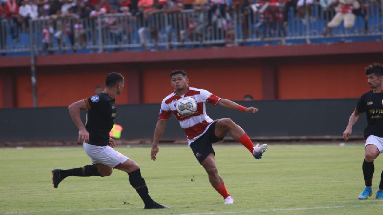 Suasana pertandingan Madura United melawan Persis Solo di Stadion Gelora Madura Ratu Pamelingan Pamekasan, Senin (6/2/2023). (Abd. Aziz)