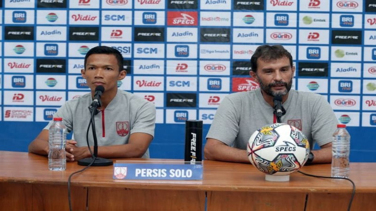 Pelatih Persis Solo Leonardo Medina (kanan) didampingi bek Persis Eky Taufik (kiri) dalam konferensi pers di Stadion Maguwoharjo Sleman, Senin (20/2/2023). ANTARA/HO--Media Offiser Persis Solo.