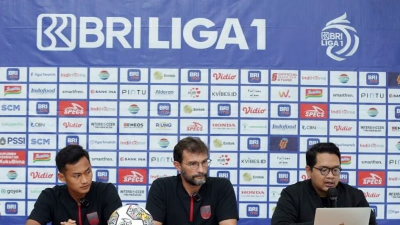 Pelatih Persis Solo, Leonardo Medina (tengah) didampingoi pemain Persis M Kanu (kiri) , dalam konferensi Pers sebelum pertandingan di Stadion Maguwoharjo Sleman, Minggu (26/2/2023). ANTARA/HO--Media Officer Persis Solo.