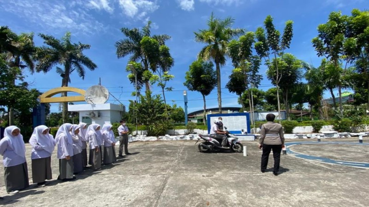 Personil Sat Lantas Polres Agam sedang memberikan materi tentang membawa kendaraan.