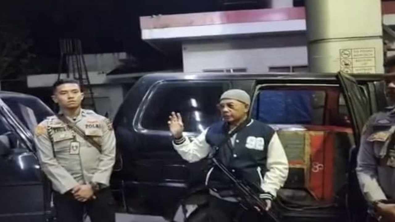 Kapolda Sumbar Irjen Pol Suharyono melakukan sidak di salah satu SPBU yang menjual BBM bersubsidi kepada kendaraan yang memiliki tangki modifikasi di SPBU, Kecamatan Tanjung Gadang, Kabupaten Sijunjung, Sumbar, Rabu (22/2/2023). ANTARA/HO-Polda Sumbar