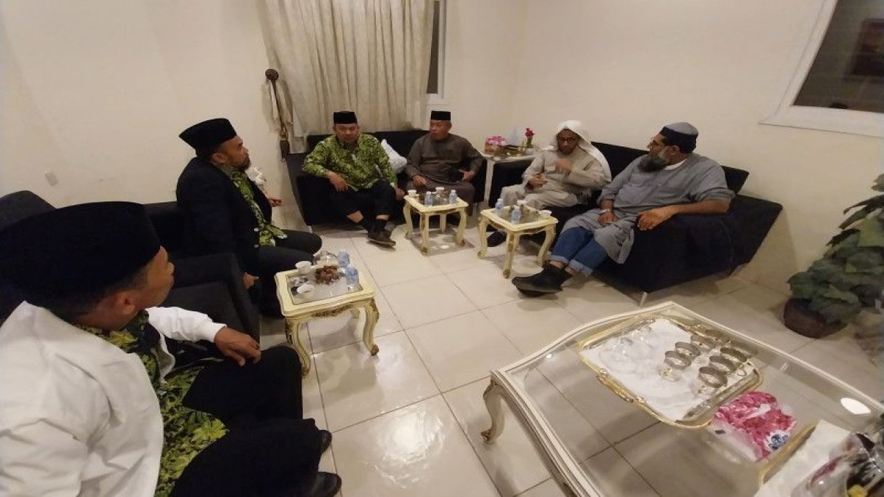 Pertemuan antara pengurus PW DMI Sulteng dengan Direktur Pusat Pengkajian Dakwah Islam Madinah Sulthaan Ibnu Umar Alhushayyin, di Madinah, Arab Saudi, Senin malam (6/2). (ANTARA/HO-Yusrin)