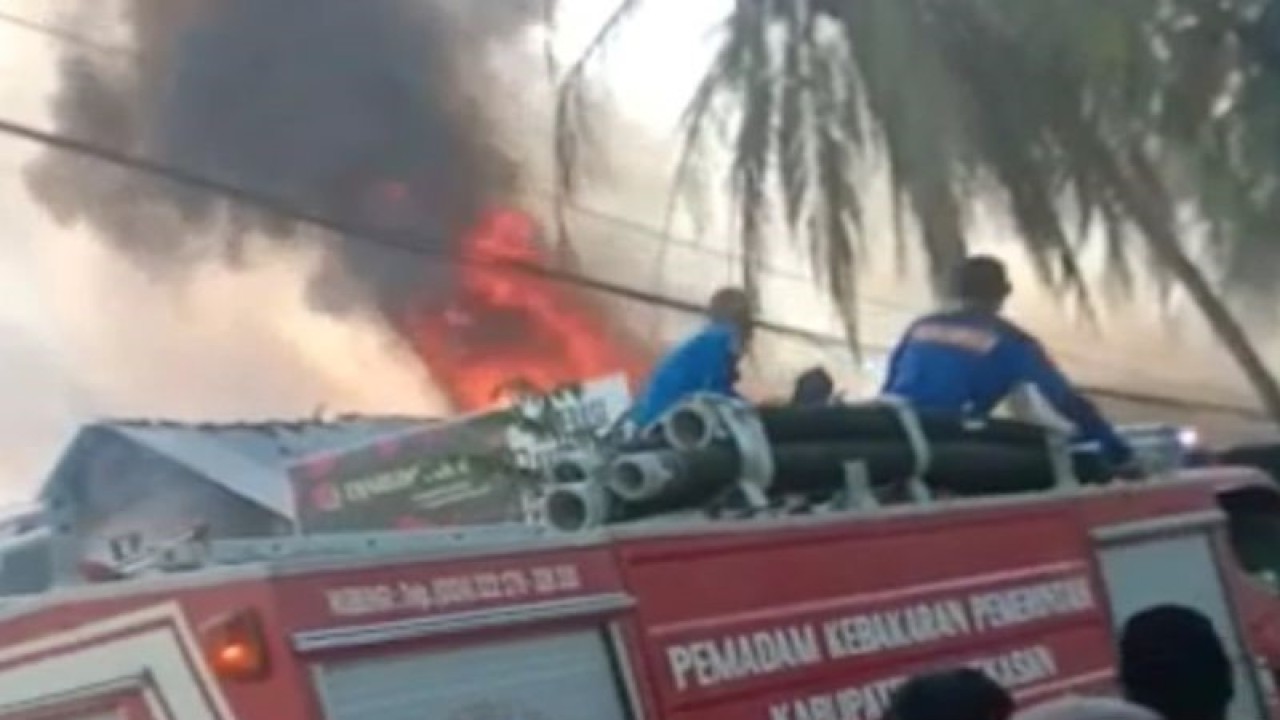 Petugas pemadam kebakaran Pemkab Pamekasan berupaya memadamkan kebakaran api kios dan koperasi di area Pondok Pesantren Mambaul Ulum, Bata-Bata, Palengaan, Pamekasan, Jawa Timur, Selasa. (ANTARA/HO-BPBD Pamekasan)