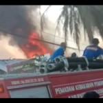 Pertokoan di area Pondok Pesantren Bata-Bata Pamekasan terbakar-1676952171