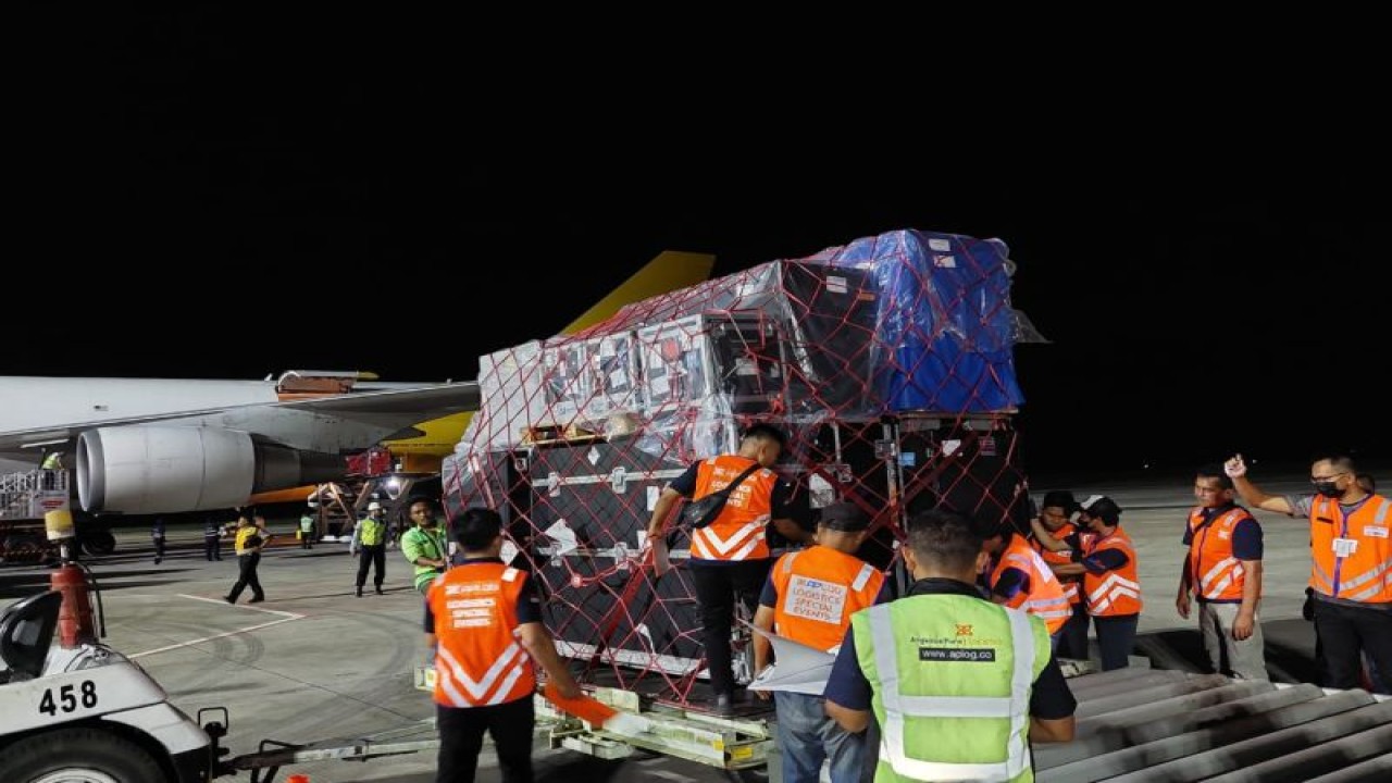 Para petugas menurunkan logistik WSBK dari dalam Pesawat Qantas Airways jenis Boeing 747-400F yang mendarat di Bandara Lombok, di Kabupaten Lombok Tengah, Nusa Tenggara Barat. ANTARA/HO-Humas Bandara Lombok.