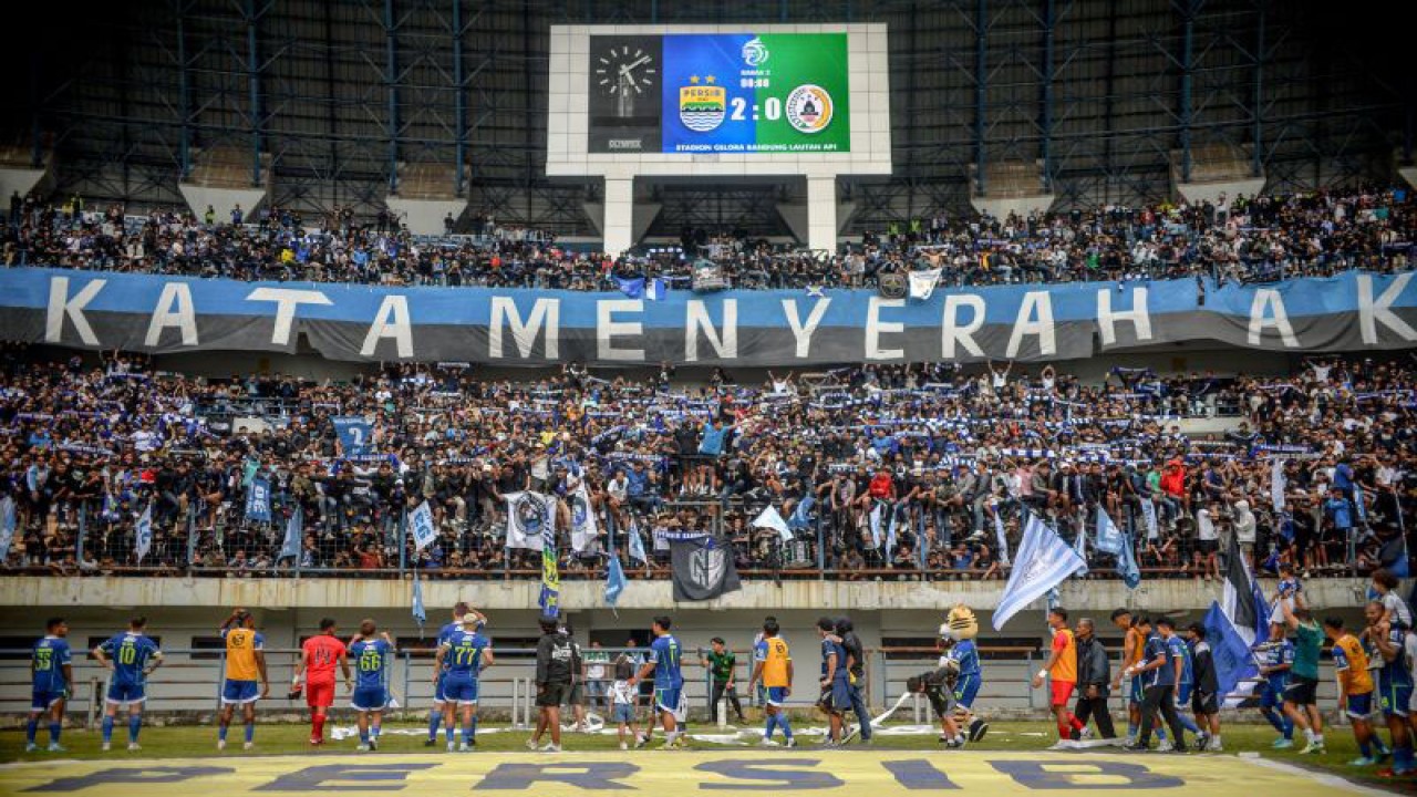 Foto arsip - Sejumlah pesepakbola Persib Bandung menyapa bobotoh usai menjalani pertandingan lanjutan pada BRI Liga 1 melawan PSS Sleman di Stadion Gelora Bandung Lautan Api di Gedebage, Bandung, Jawa Barat, Minggu (5/2/2023). ANTARA FOTO/Raisan Al Farisi/YU (ANTARA FOTO/RAISAN AL FARISI)