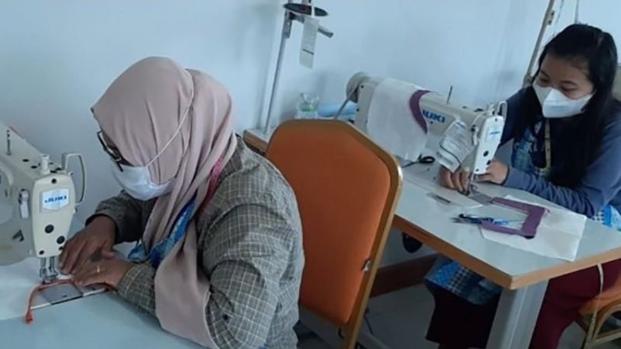 Arsip Foto - Seorang peserta tengah mengikuti program pelatihan kerja tata busana yang digelar PPKD Jakarta Barat tahun 2022. ANTARA/HO-PPKD Jakarta Barat/aa.