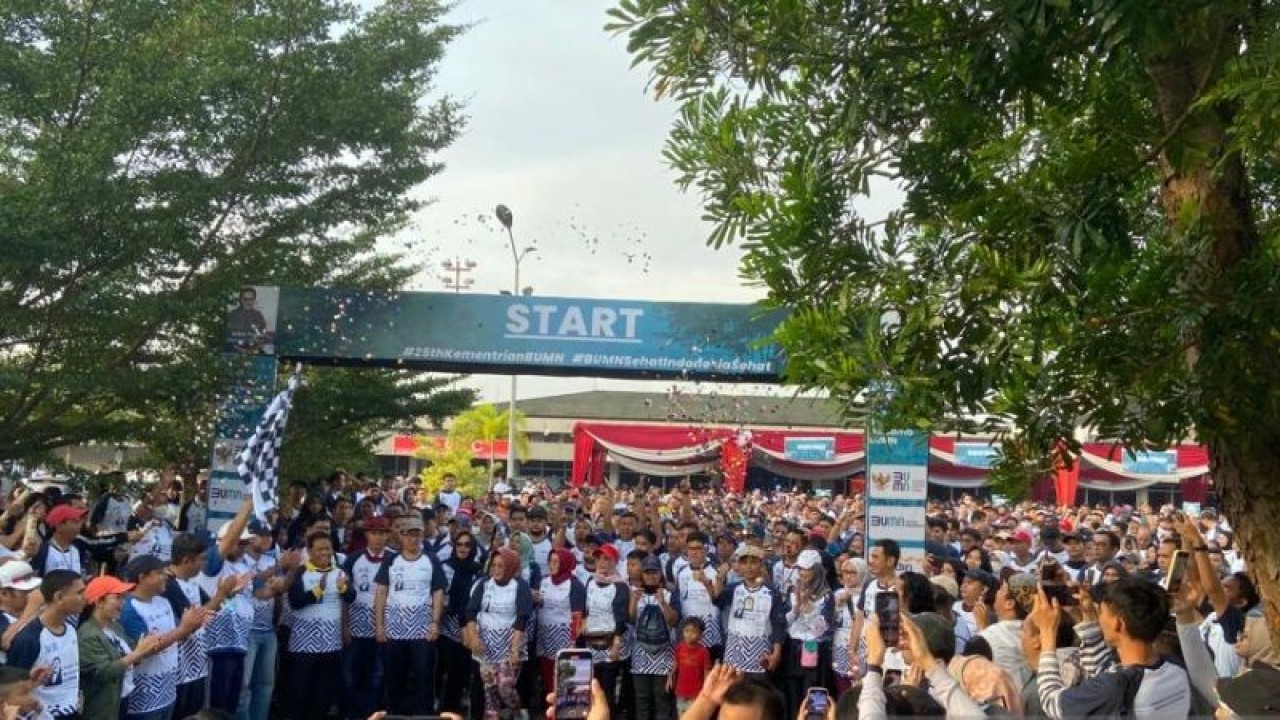 Peserta jalan santai BUMN di Kota Jambi, Minggu (19/2/23).(ANTARA/Doly Rosana)