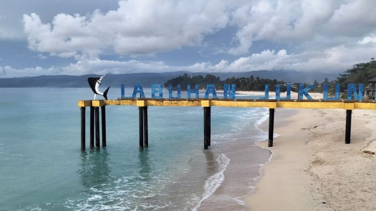 pantai labuhan jukung salah satu tempat wisata pantai yang ada di pesisir barat Lampung (ANTARA/Riadi Gunawan)