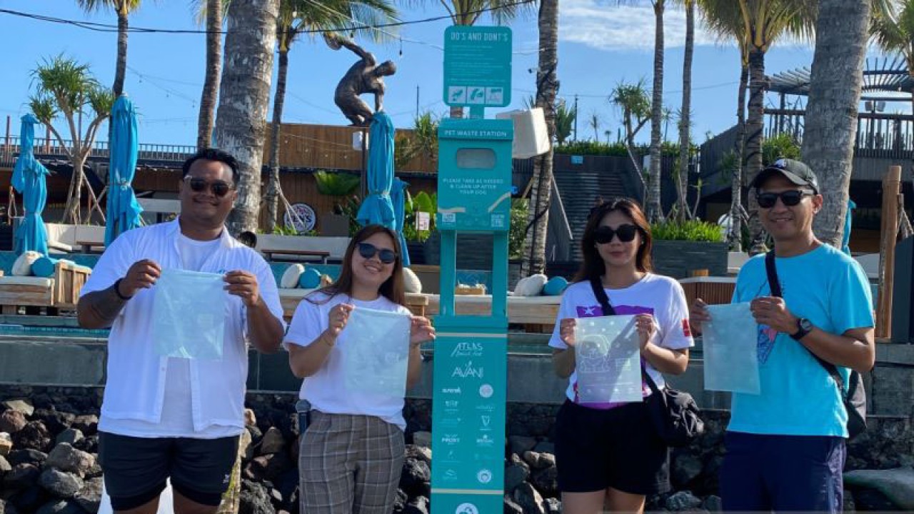 Pet Waste Station yang terpasang di Pantai Berawa, Kabupaten Badung, Bali. ANTARA/HO-Atlas Beach Fest