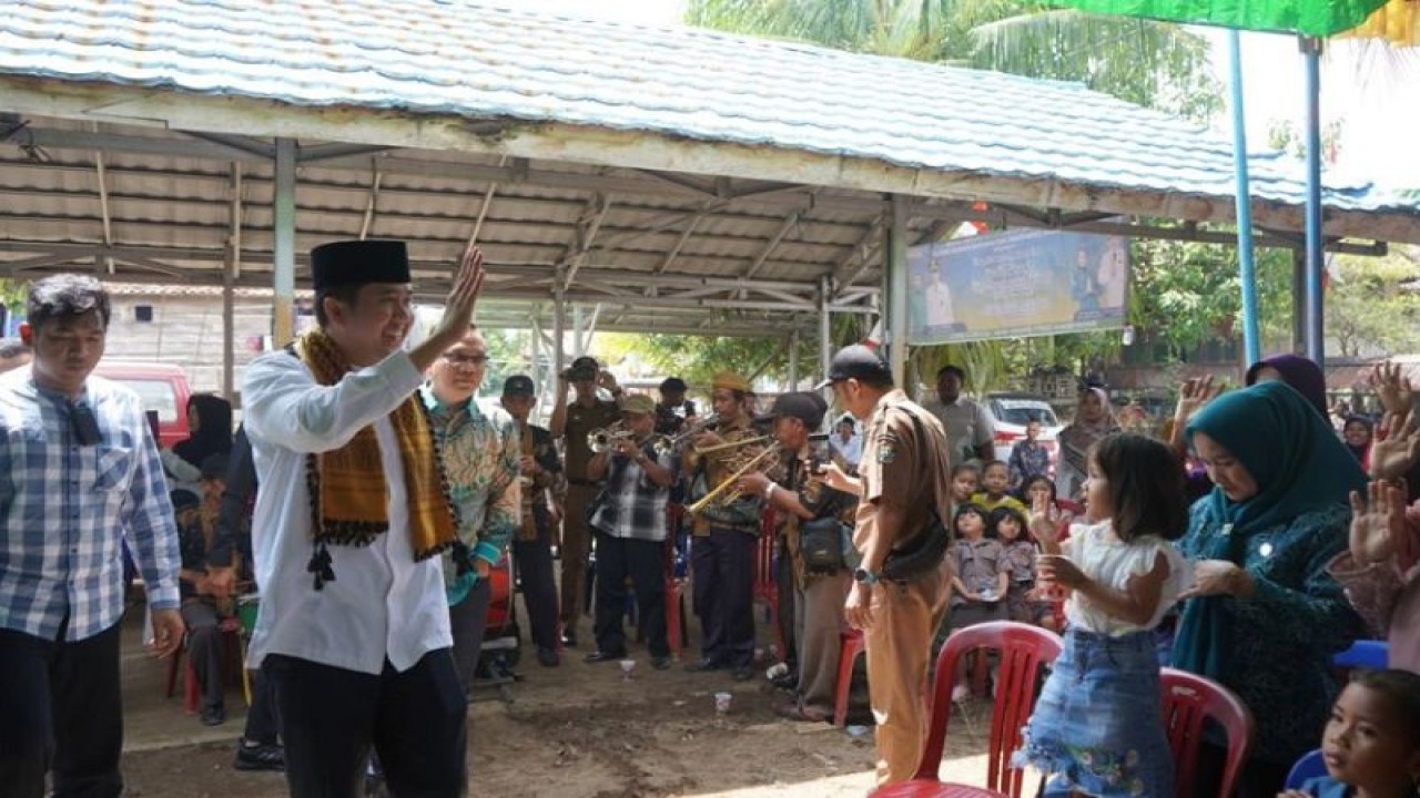 Para petani Desa Muara Lematang Kecamatan Sungai Rotan Kabupaten Muara Enim, Sumatera Selatan, Senin (28/2) menggelar acara "Sedekah Dusun" yang merupakan ikhtiar warga setempat untuk terhindar kesulitan dalam bercocok tanam. (ANTARA/HO/Diskominfo Muara Enim