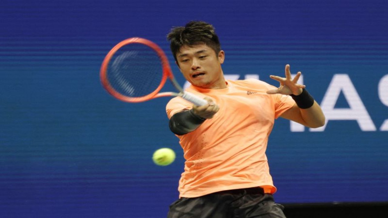 Arsip foto - Petenis China Wu Yibing melakukan pukulan forehand melawan Daniil Medvedev pada hari kelima turnamen tenis US Open 2022 di Billie Jean King Tennis Center, New York, AS, Jumat (2/11/2022). (ANTARA/REUTERS/USA TODAY/ Geoff Burke)