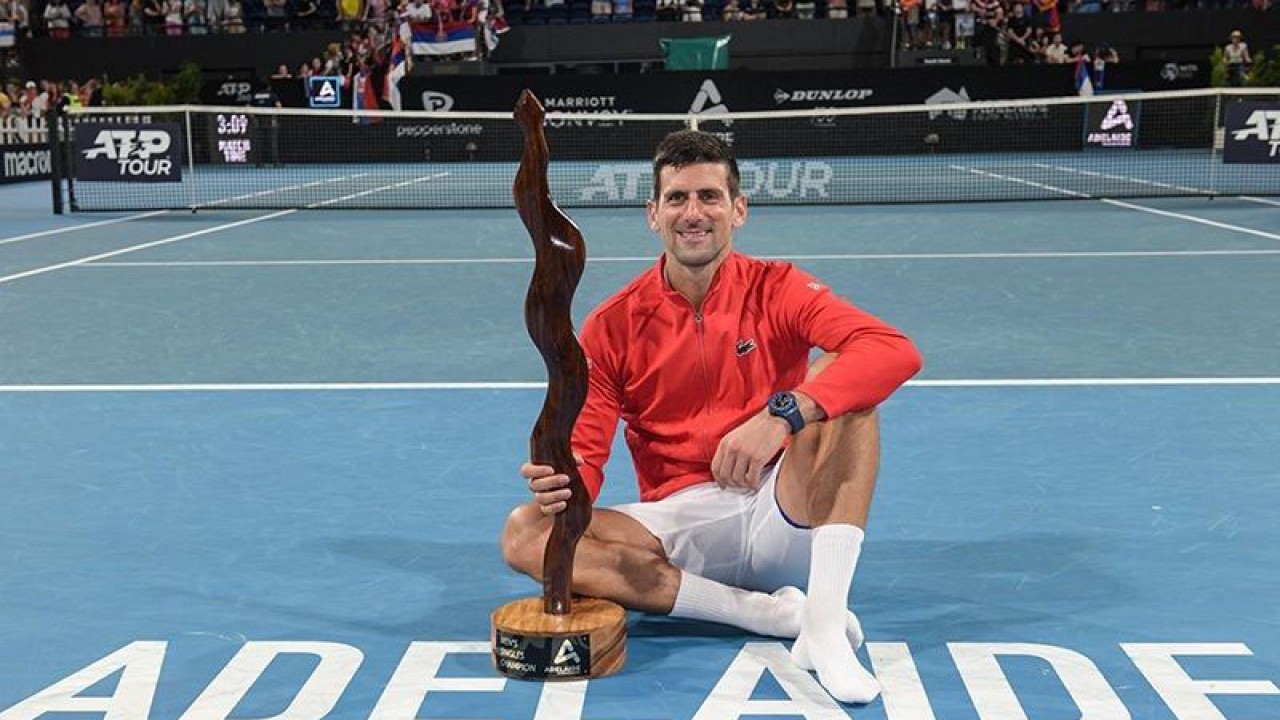 Arsip - Petenis Serbia Novak Djokovic merayakan kemenangan partai final turnamen ATP Adelaide International di Adelaide, Australia (8/1/2023). (ANTARA/AFP/Brenton Edwards/aa.)