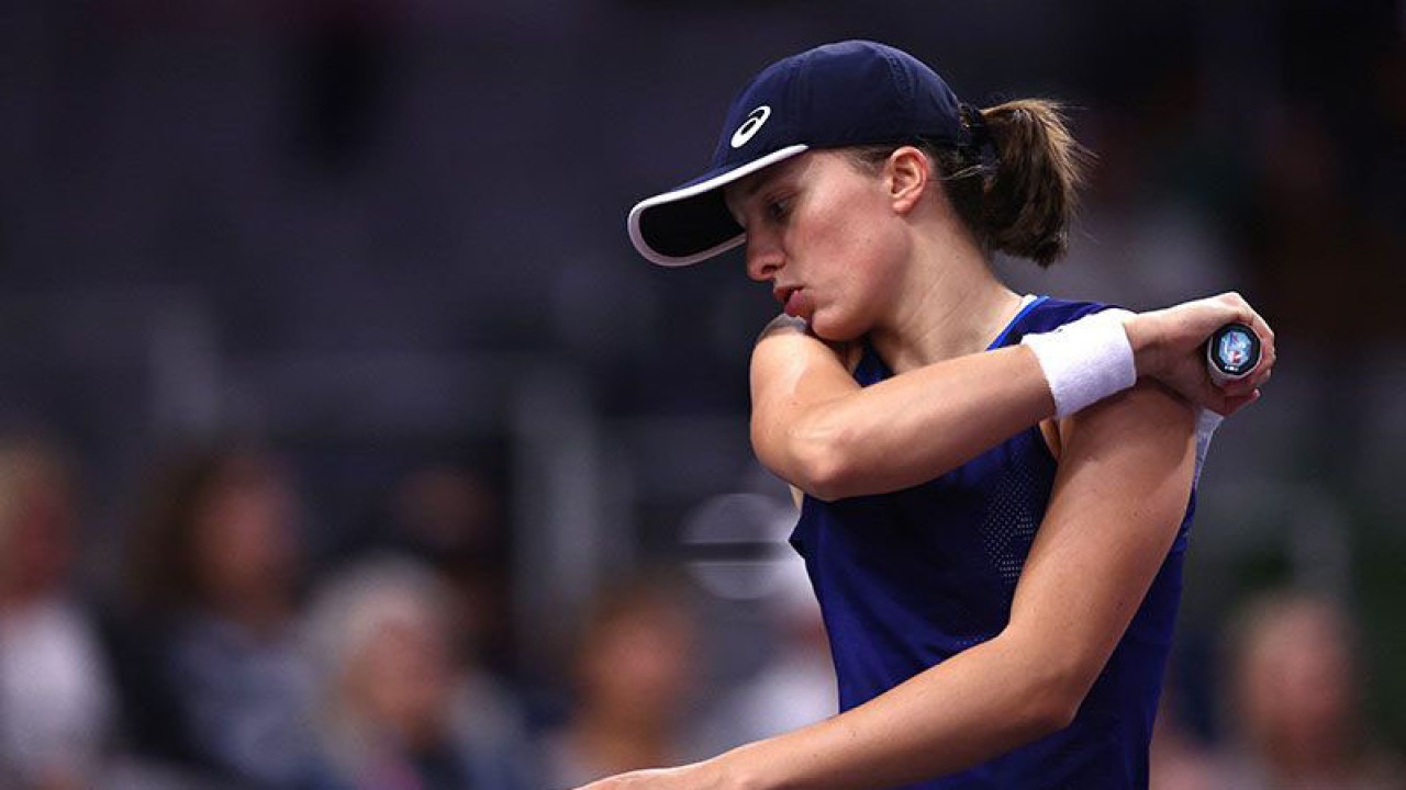 Petenis Polandia Iga Swiatek saat menghadapi Aryna Sabalenka asal Belarus pada babak semifinal turnamen WTA Texas di Dickies Arena, Fort Worth, Texas, pada 6 November 2022 ANTARA/Getty Images via AFP/KATELYN MULCAHY/pri. (Getty Images via AFP/KATELYN MUL/KATELYN MULCAHY)