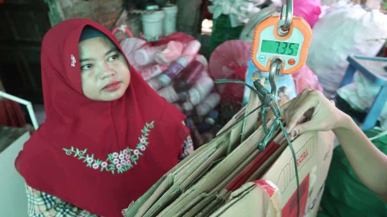 Warga menimbang sampah anorganik di Bank Sampah Suka Senang yang berlokasi di Kelurahan Semper Barat, Kecamatan Cilincing, Jakarta Utara, Kamis (16/2/2023). (ANTARA/Sugiharto purnama)