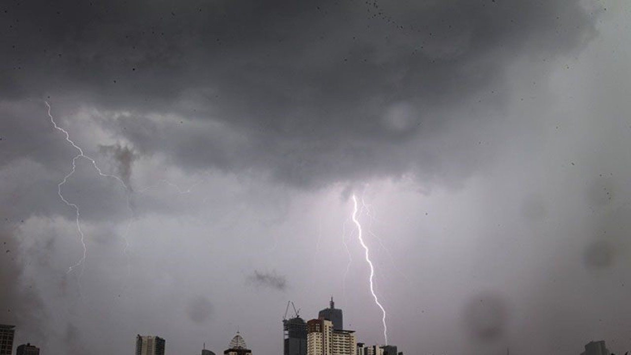 Petir menyambar di langit Jakarta, Jumat (20/5/2022). ANTARA FOTO/Fauzan/foc/pri.