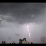Petir menyambar di langit Jakarta, Jumat (20/5/2022). ANTARA FOTO/Fauzan/foc/pri.-1675737614