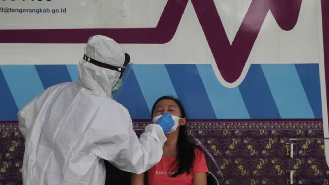 Ilustrasi - Petugas kesehatan saat melakukan pemeriksaan terhadap warga guna mengantisipasi ditemukannya terpapar COVID-19. (ANTARA/Azmi)