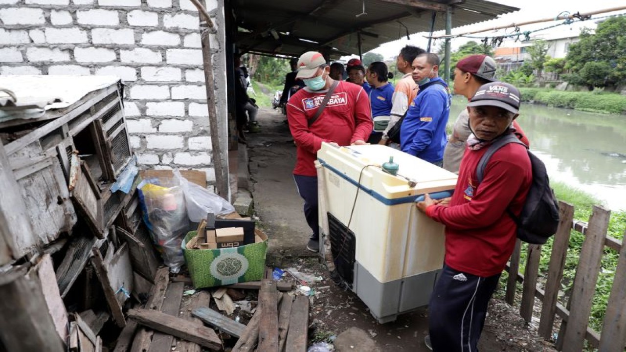 Arsip Foto - Petugas pemerintah membantu pemindahan barang milik warga yang direlokasi dari Kampung 1001 Malam di Kota Surabaya, Provinsi Jawa Timur. (ANTARA/HO Diskominfo Surabaya)
