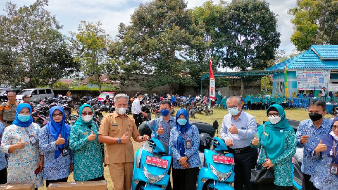 Penyaluran bantuan sepeda motor kepada petugas KB di Kabupaten Rejang Lebong pada tahun 2022 lalu. dok.ANTARA