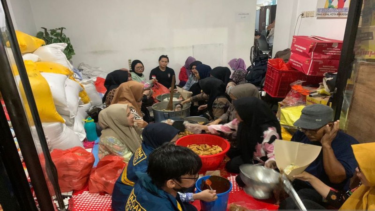 Para petugas posko darurat bencana menyiapkan makanan siap saji yang akan dibagikan untuk pengungsi korban banjir di Makassar, Kamis (16/2/2023). ANTARA/Muh Hasanuddin